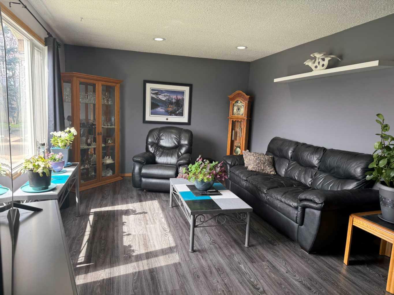 Photo de la propriété: 90 Niven Street AB T4P 1Y7