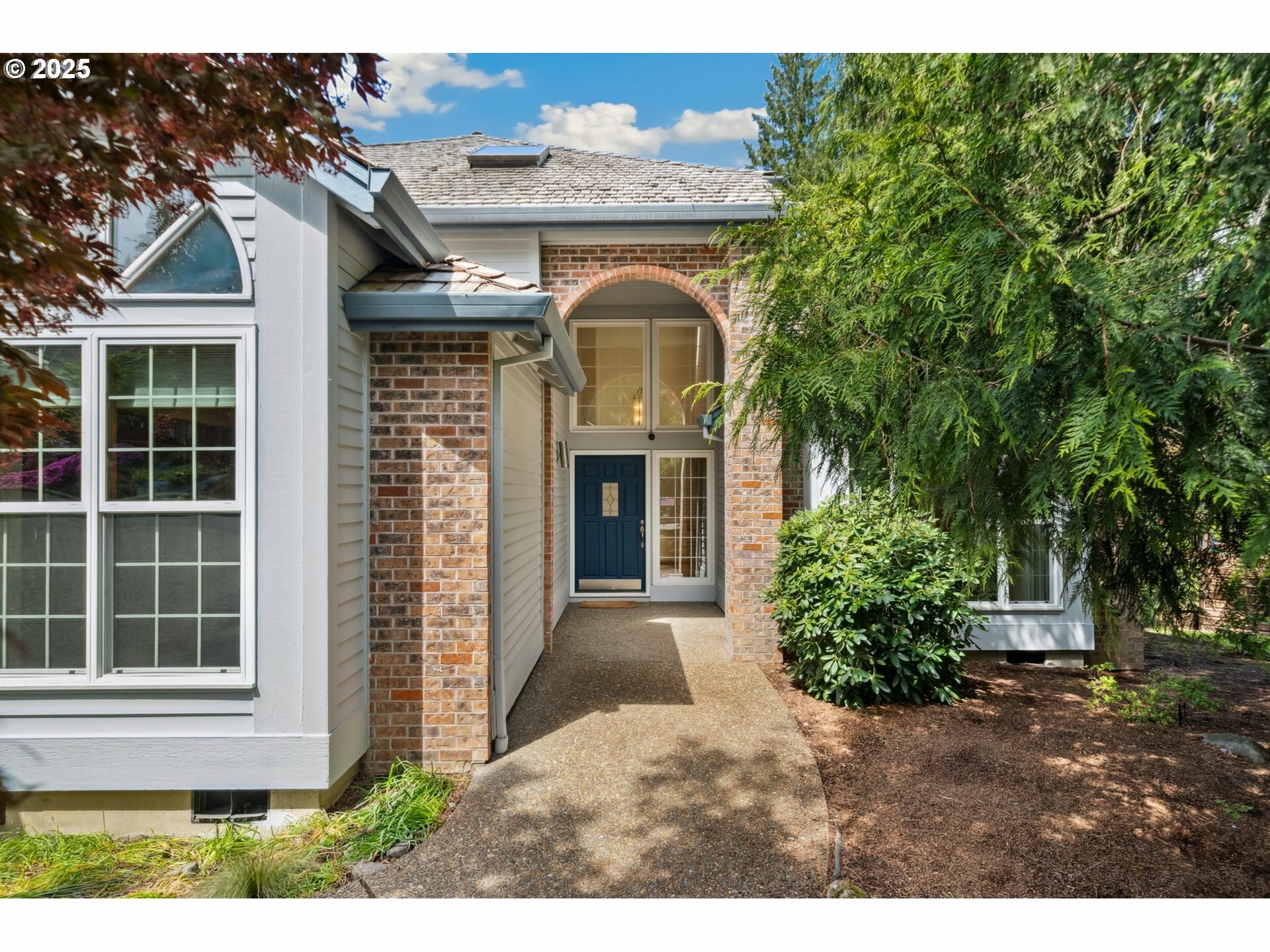 Property Photo: 6121 SW Orchid Dr OR 97219