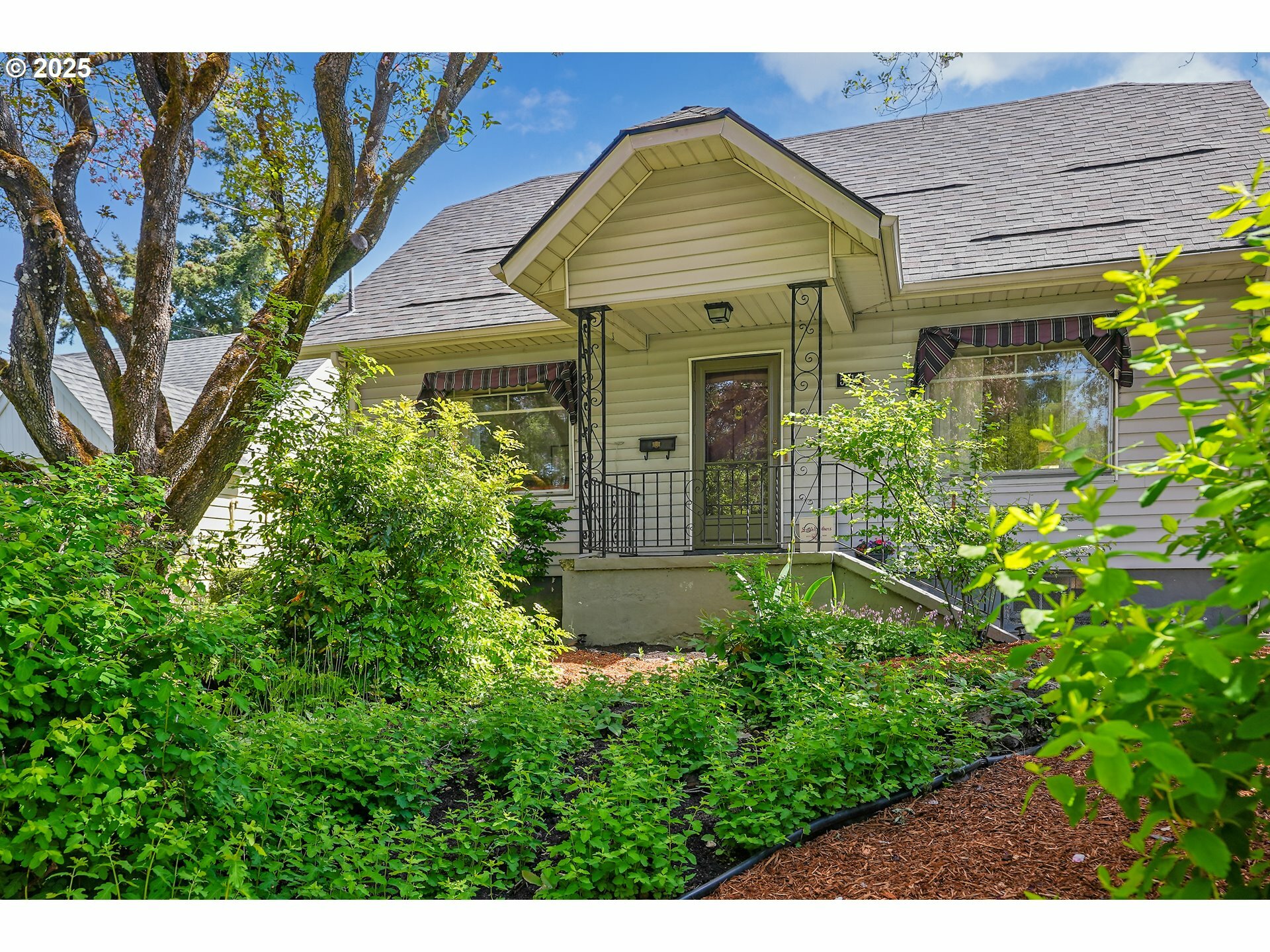 Property Photo: 5516 NE 28th Ave OR 97211