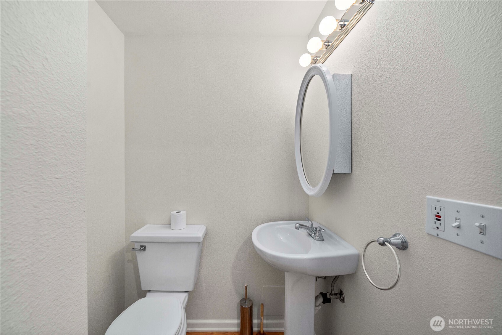 Property Photo:  7503  212th Street SW B102  WA 98026 