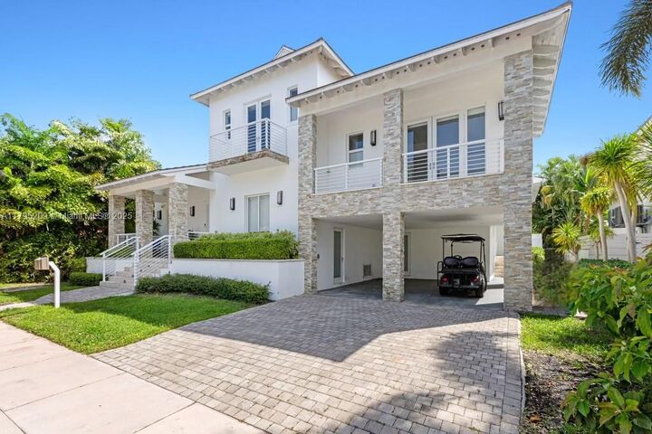 Property Photo: 689 Glenridge Rd FL 33149