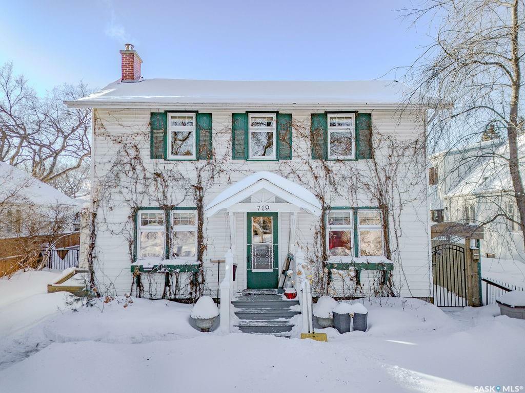 Property Photo: 719 9th Avenue N SK S7K 2Y8