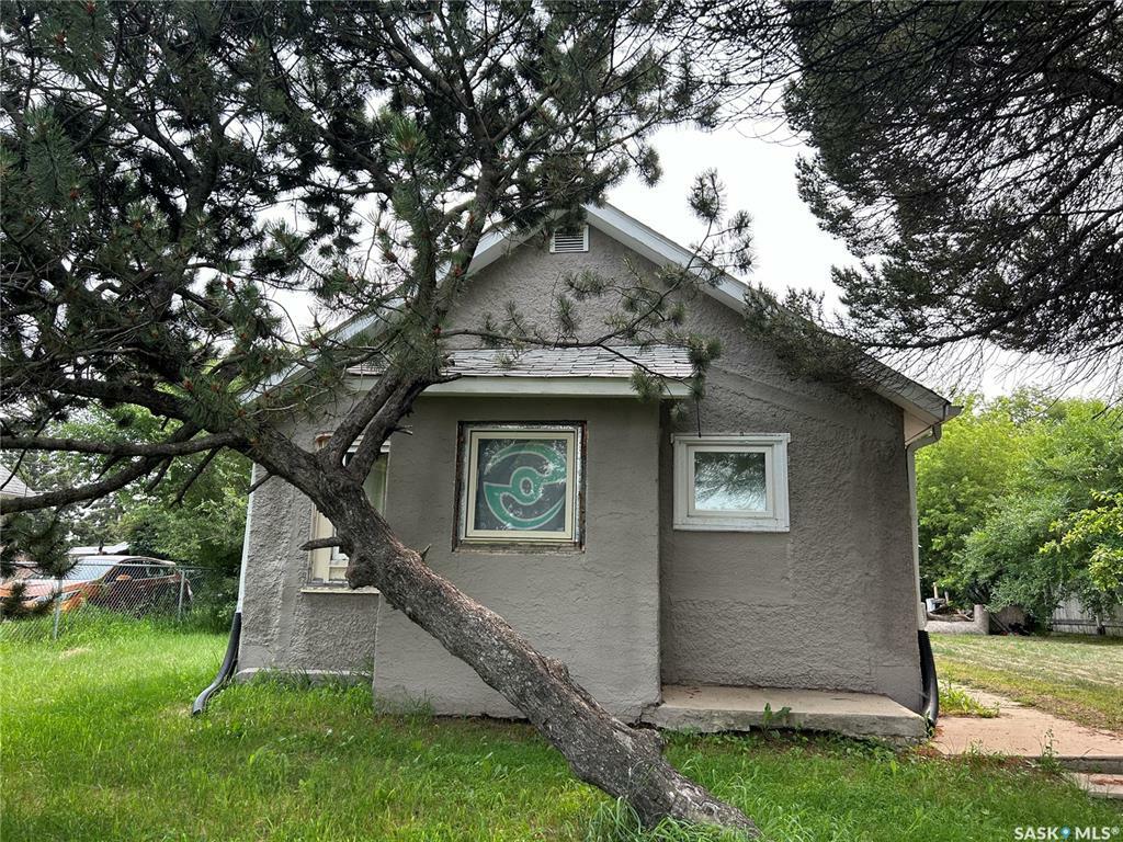 Property Photo: 1307 14th Street W SK S6V 3N1