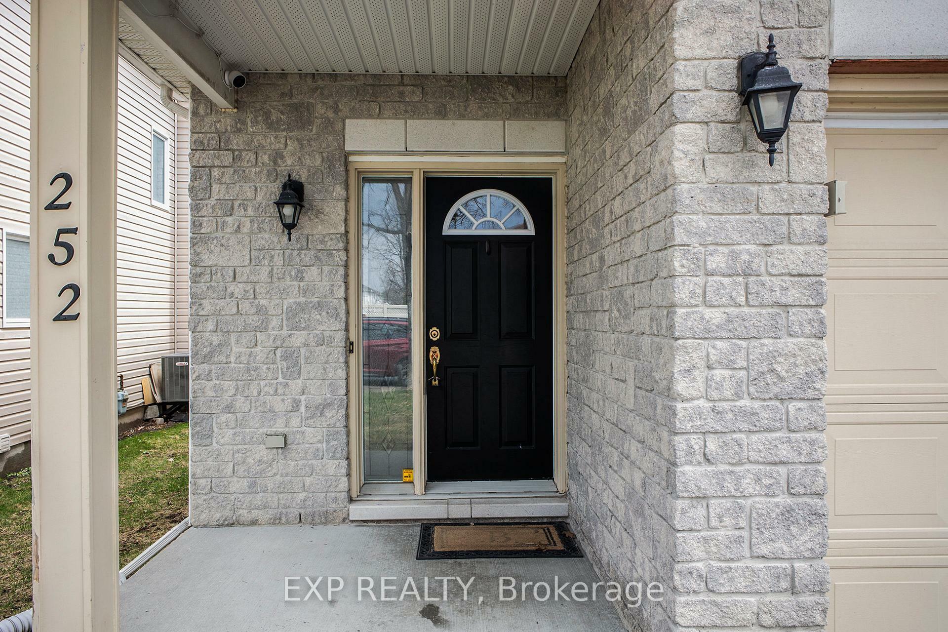 Photo de la propriété: 252 Deerfox Drive ON K2J 4Z2