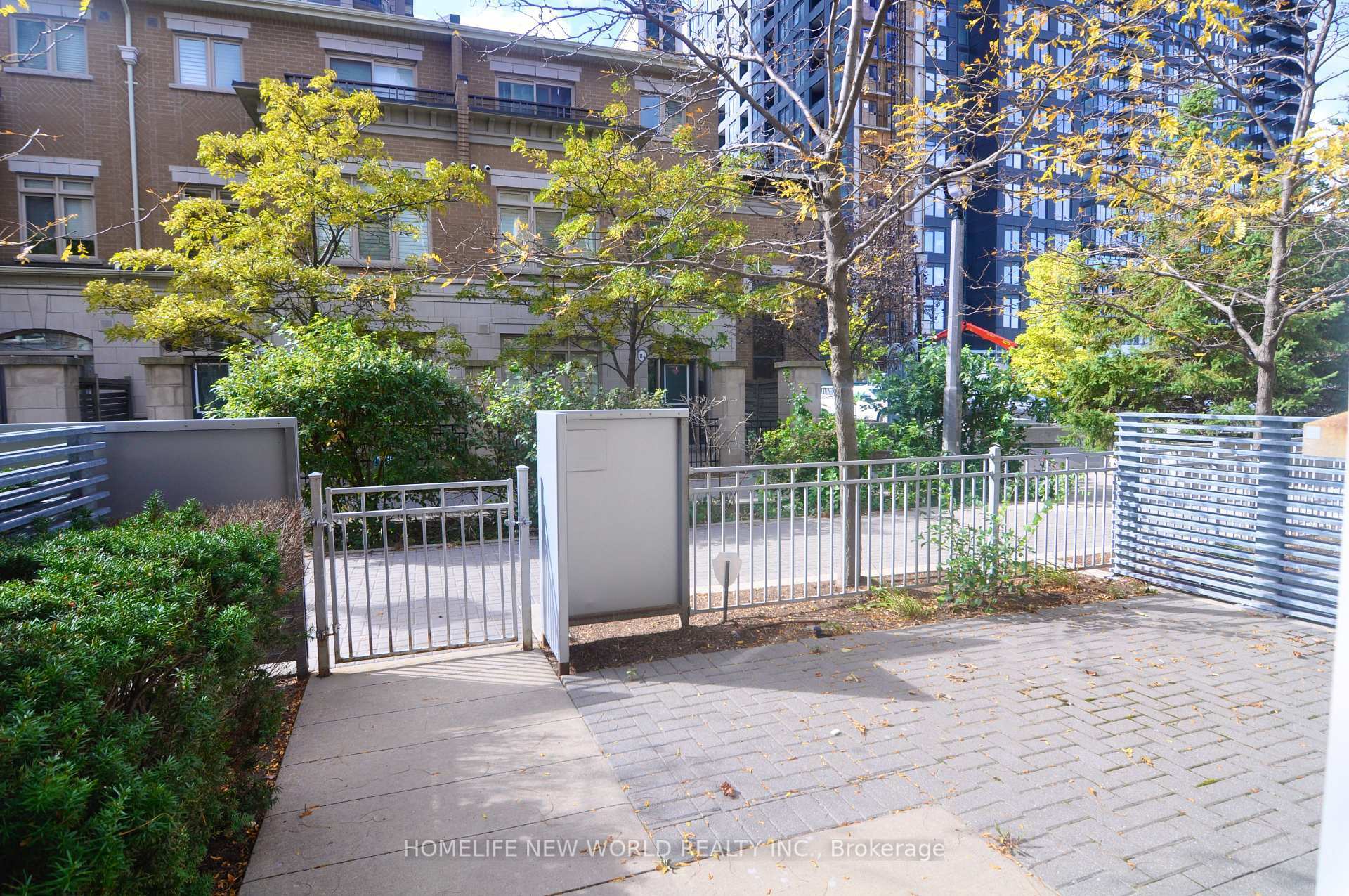 Property Photo: 370 Square One Drive Th5 ON L5B 0E6