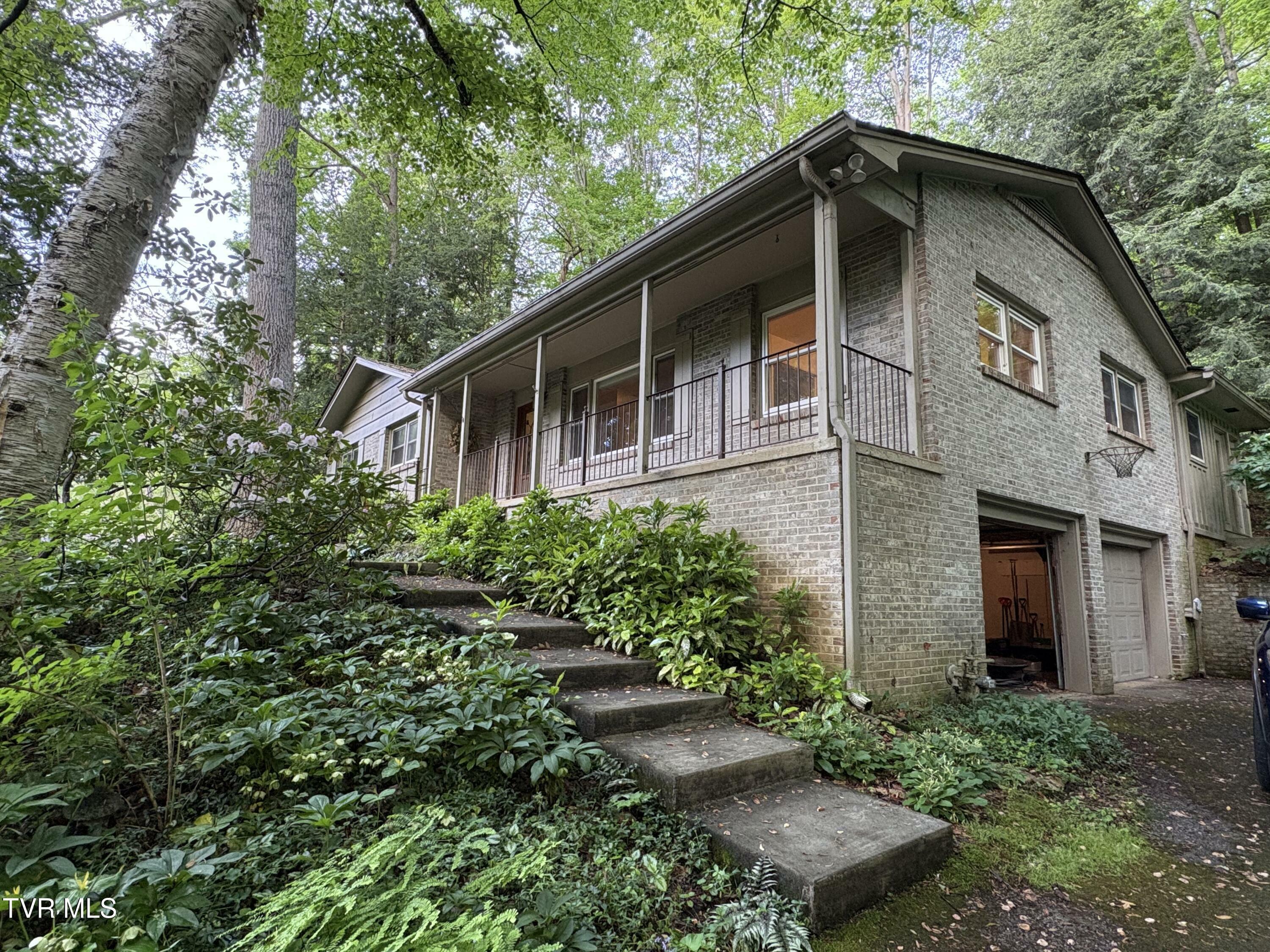 Property Photo: 5 White Oak Court TN 37604