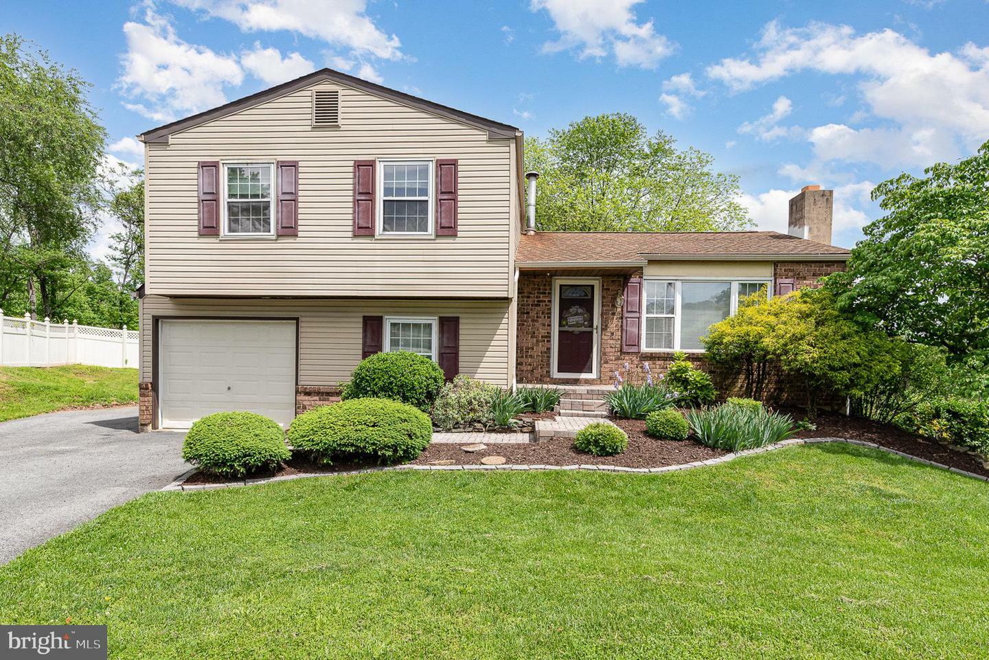 Property Photo: 602 Oriole Court PA 17111