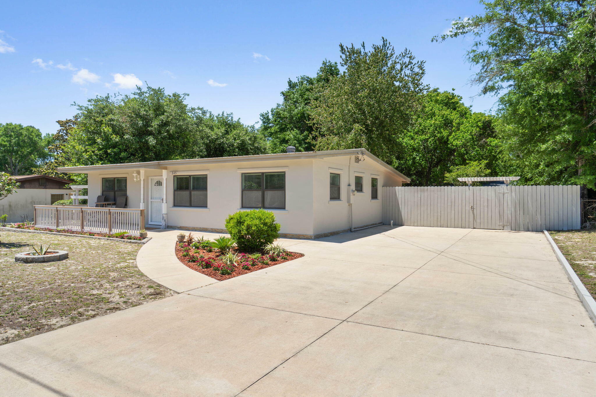 Property Photo: 345 Avon Lane FL 32569