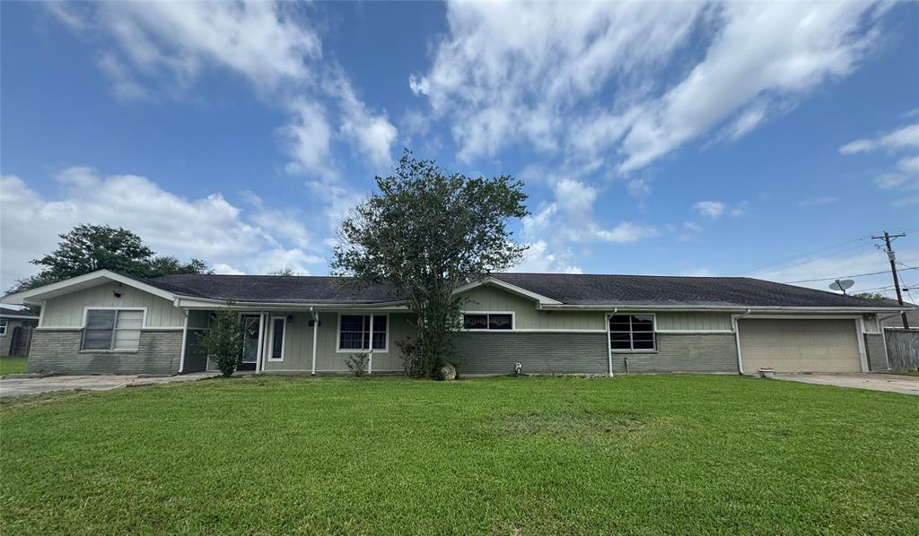 Property Photo:  805 Dugas Street  TX 77611 