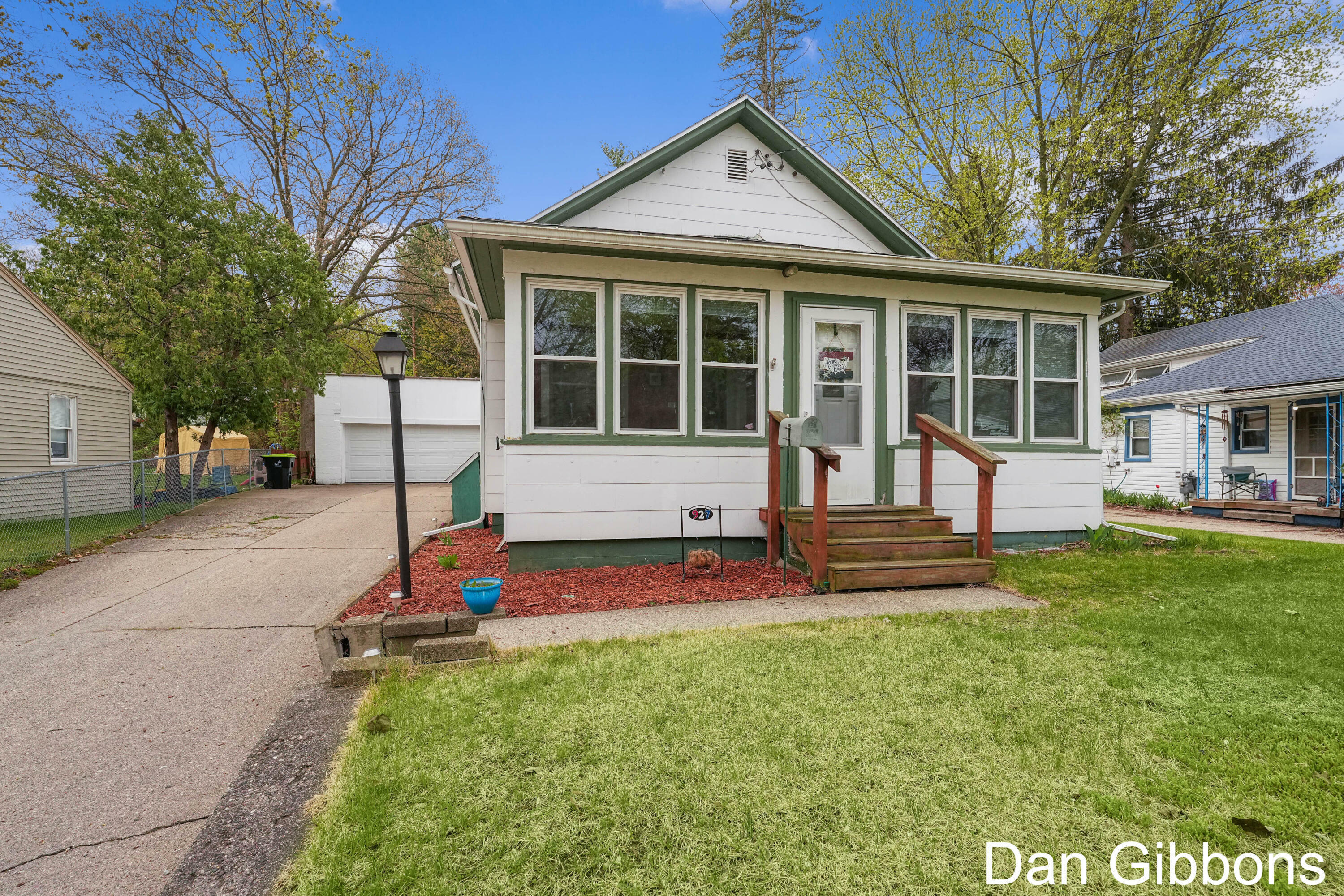 Property Photo: 927 W Grove Street MI 48838