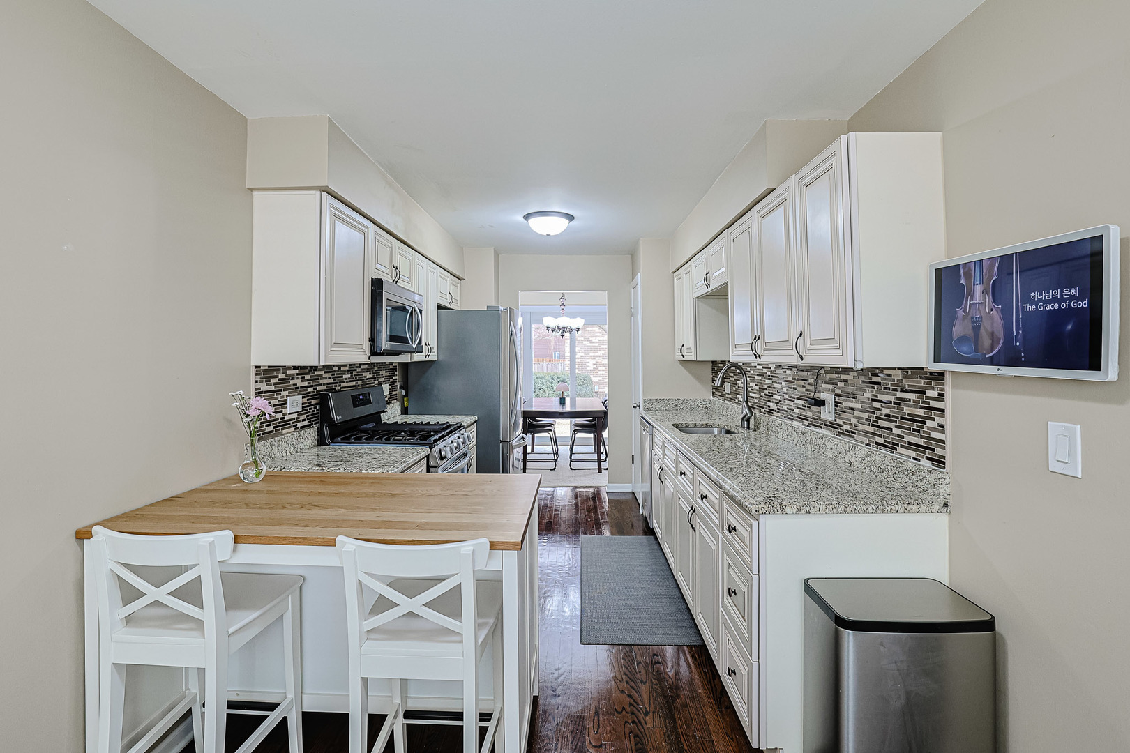 Property Photo: 625 Ivy Court IL 60090