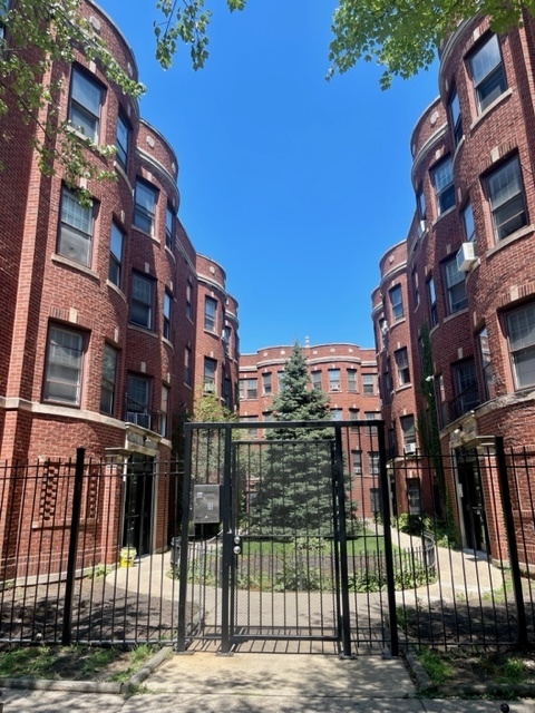 Property Photo: 1084 W Thorndale Avenue 1F IL 60660