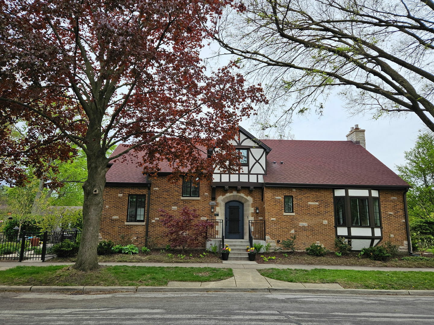 Property Photo: 946 N Marion Street IL 60302