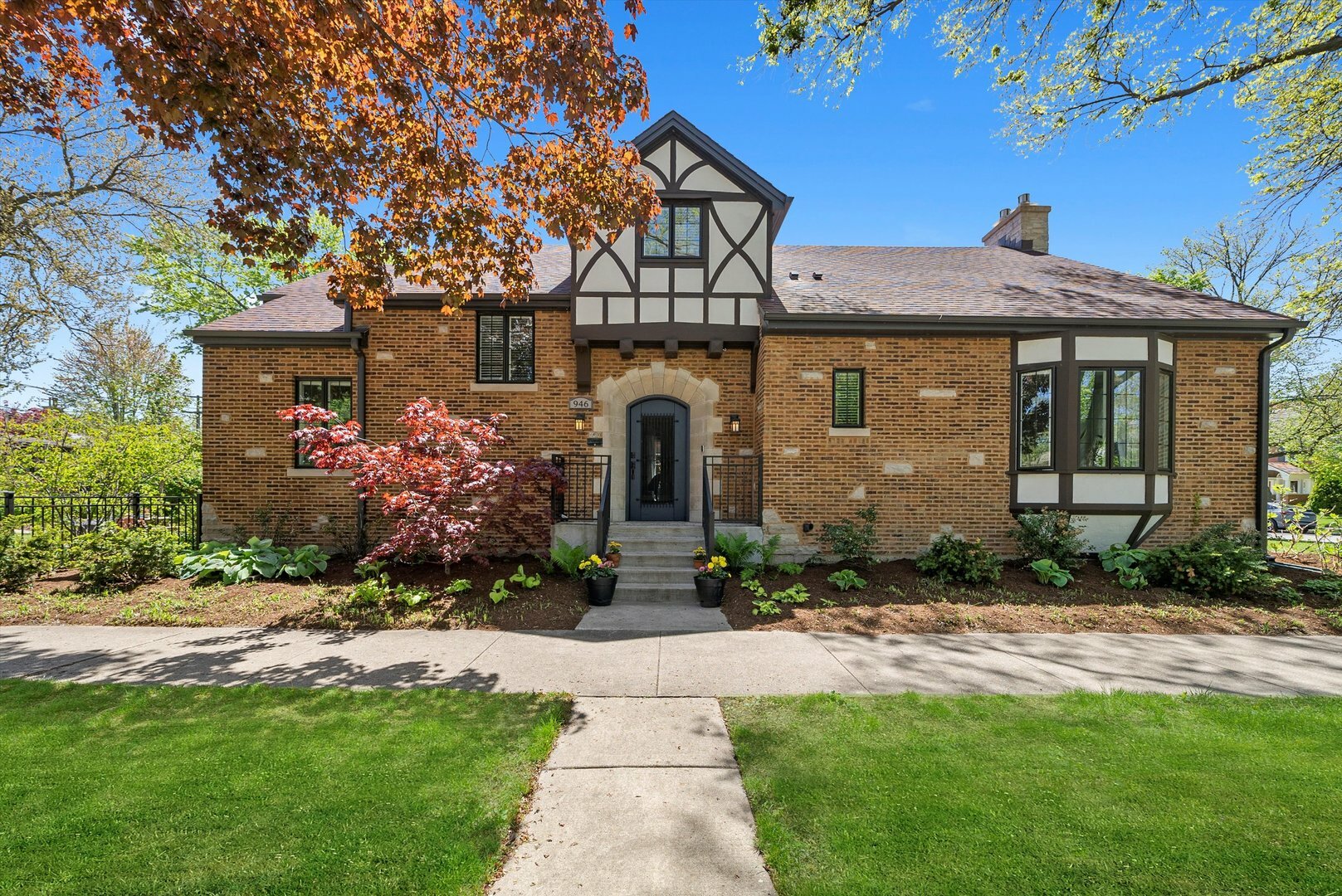 Property Photo: 946 N Marion Street IL 60302