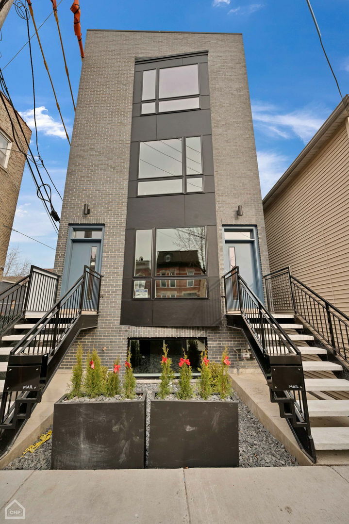 Property Photo: 1024 W 19th Street 1 IL 60608