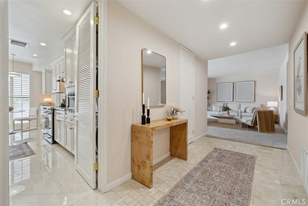 Property Photo: 4949 Genesta Avenue 208 CA 91316