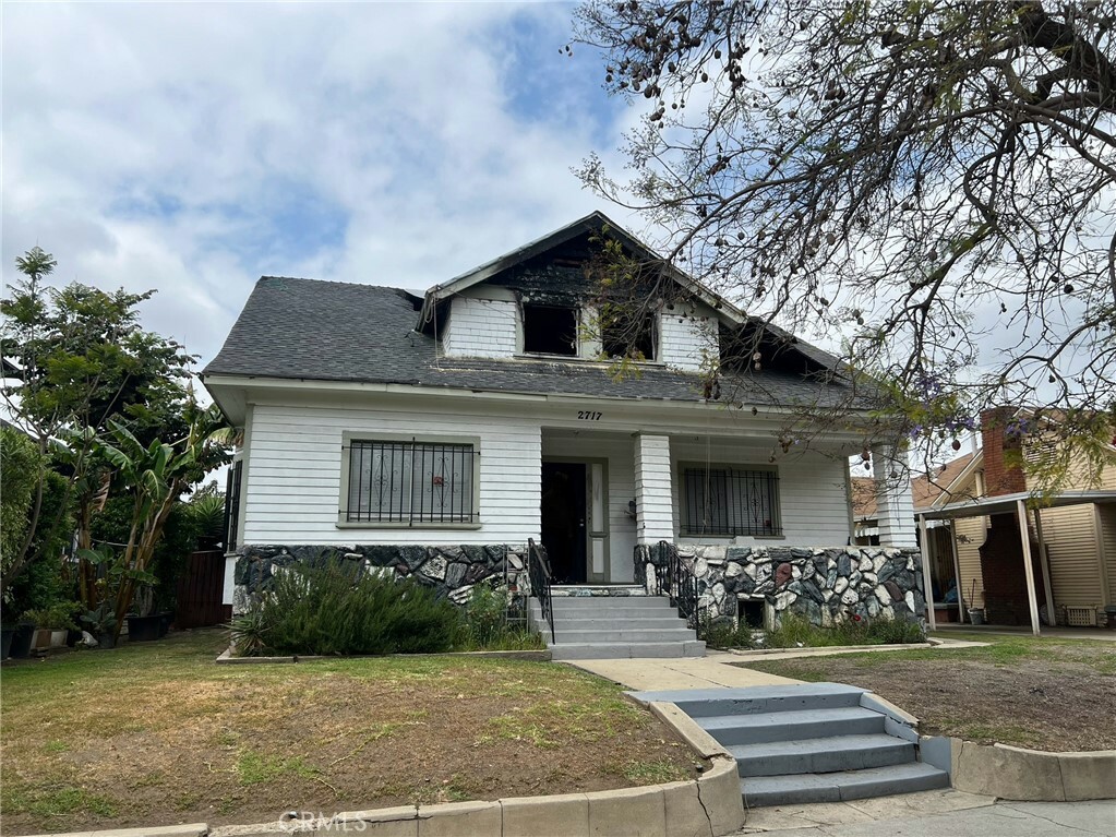 Property Photo:  2717 S Hobart Boulevard  CA 90018 