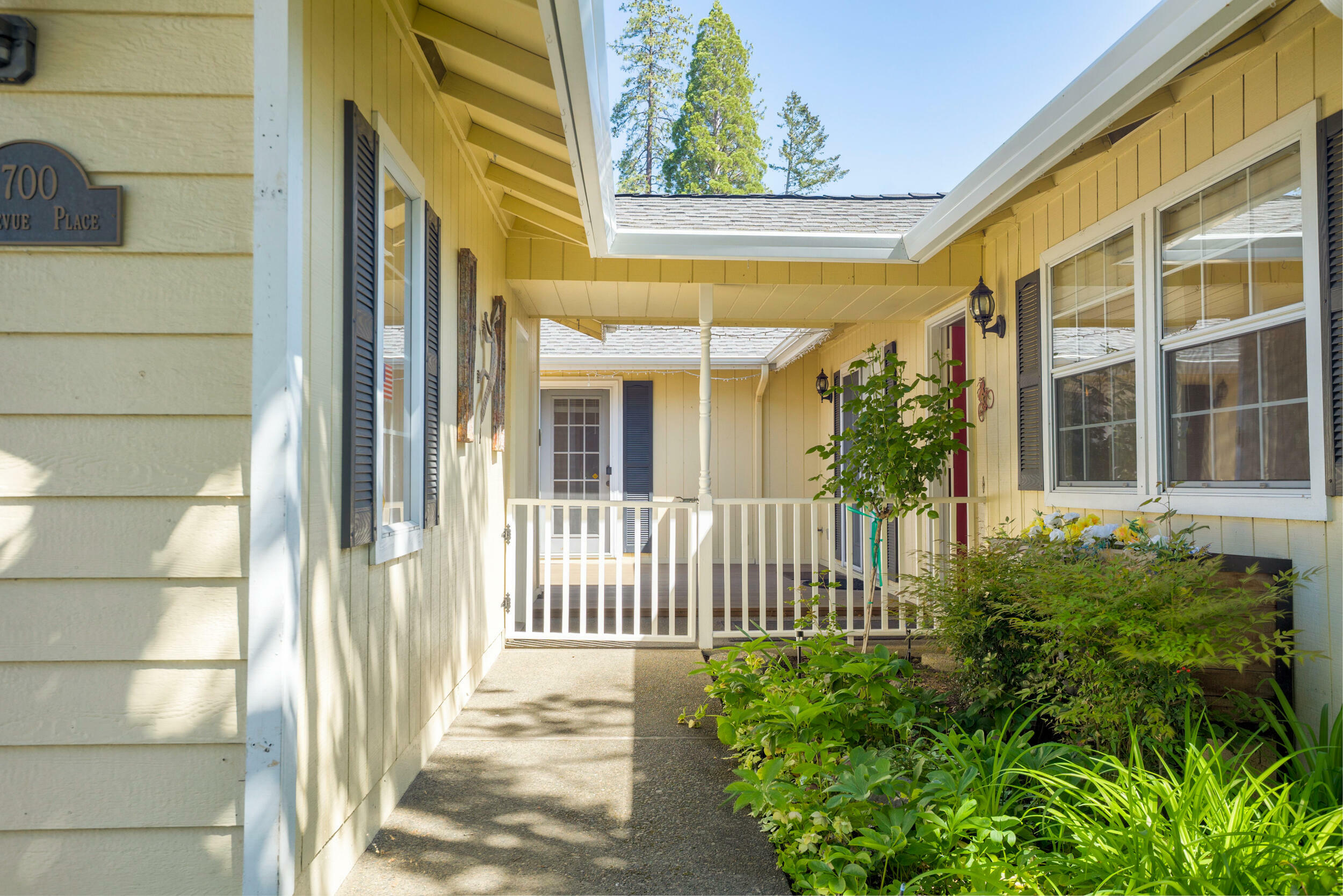 Property Photo: 700 NW Bellevue Place OR 97526