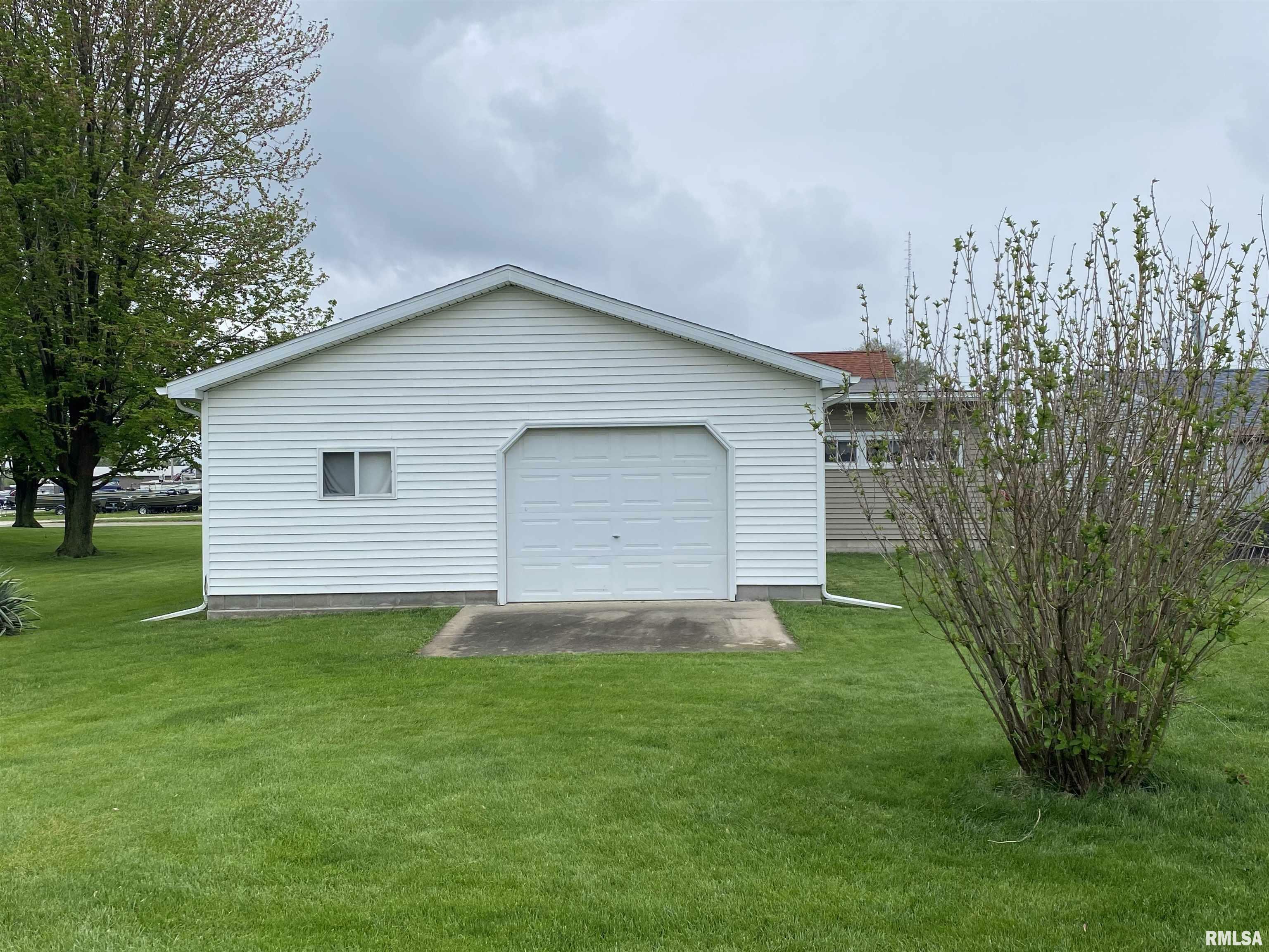 Property Photo: 846 S 7th Avenue IL 61520