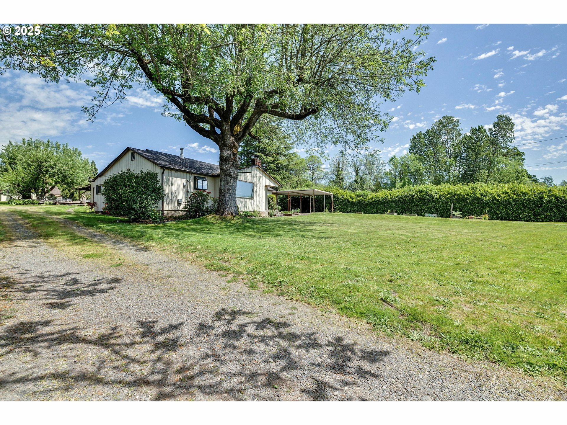Property Photo: 5525 SE Railroad Ave OR 97222