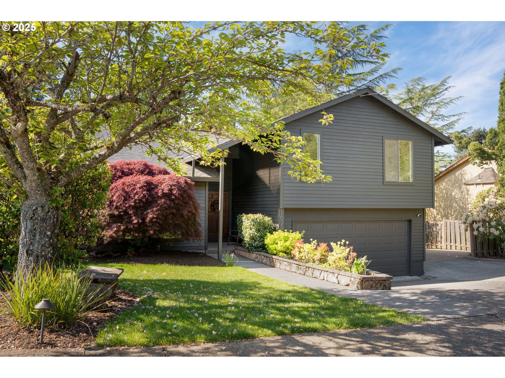 Property Photo: 10292 NW Alpenglow Way OR 97229
