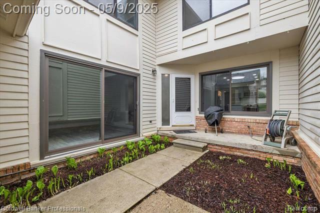 Property Photo: 7020 Bridge Way Unit 14 MI 48322