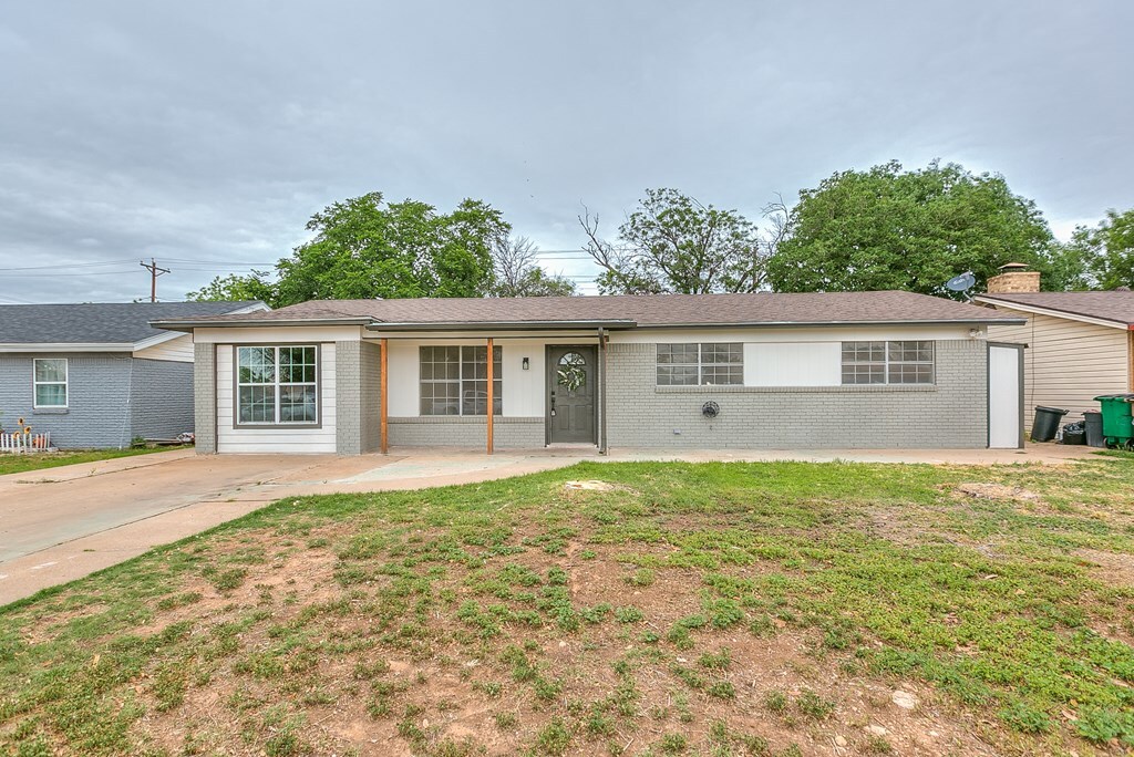 Property Photo: 806 E 42nd St TX 76903