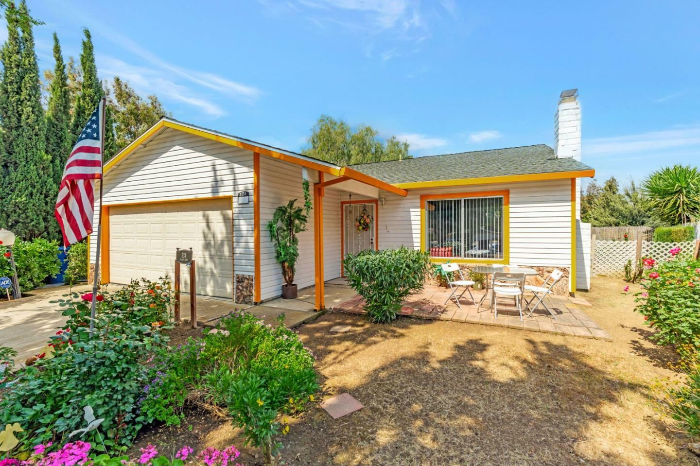 Property Photo: 324 Barros Street CA 95363