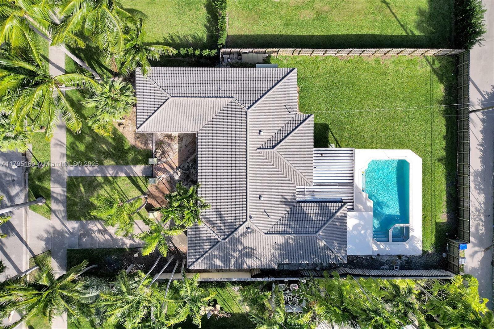 Property Photo: 1438 Harrison St FL 33020