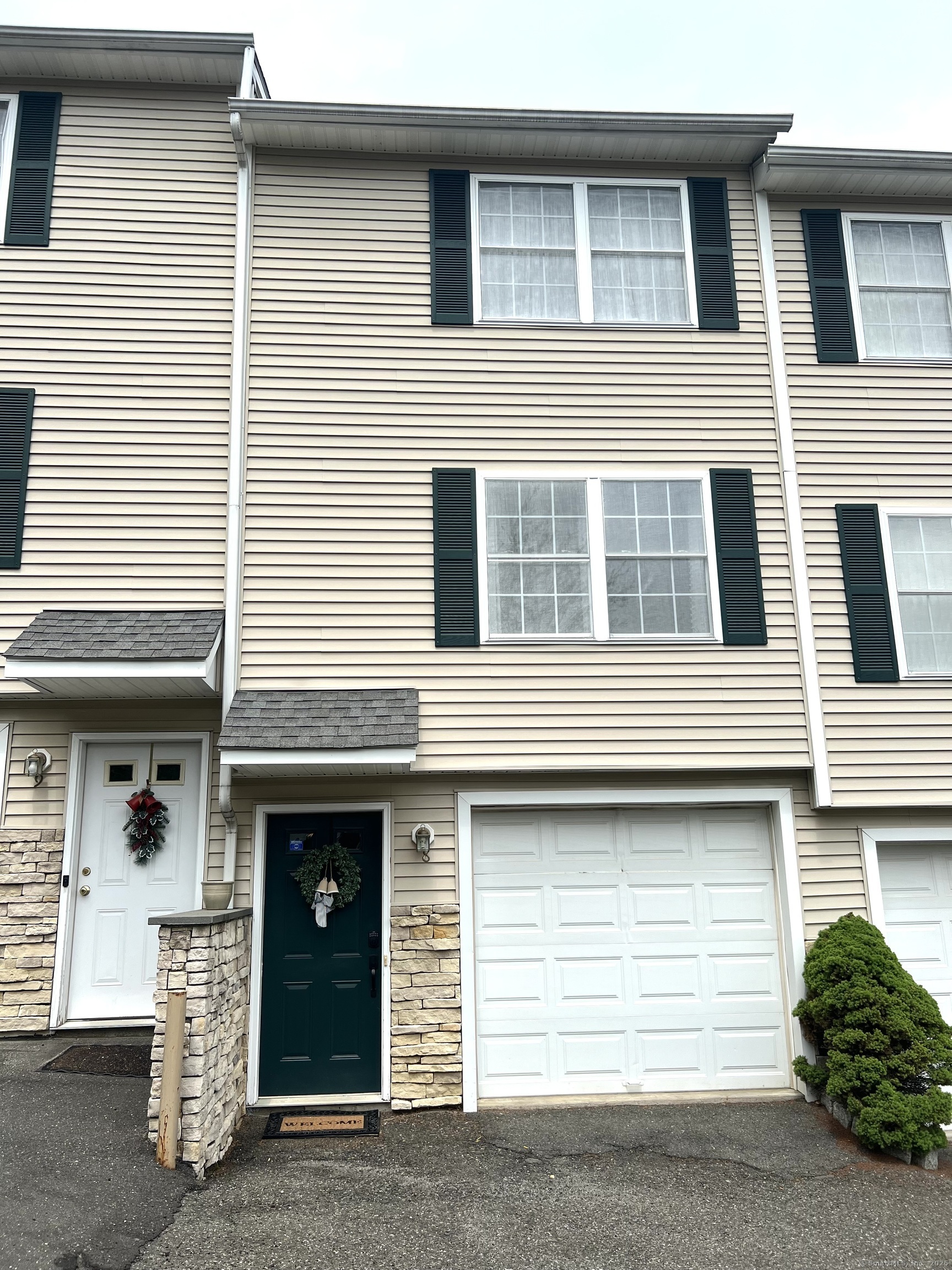 Property Photo:  135 Bucks Hill Road Apt 8  CT 06704 