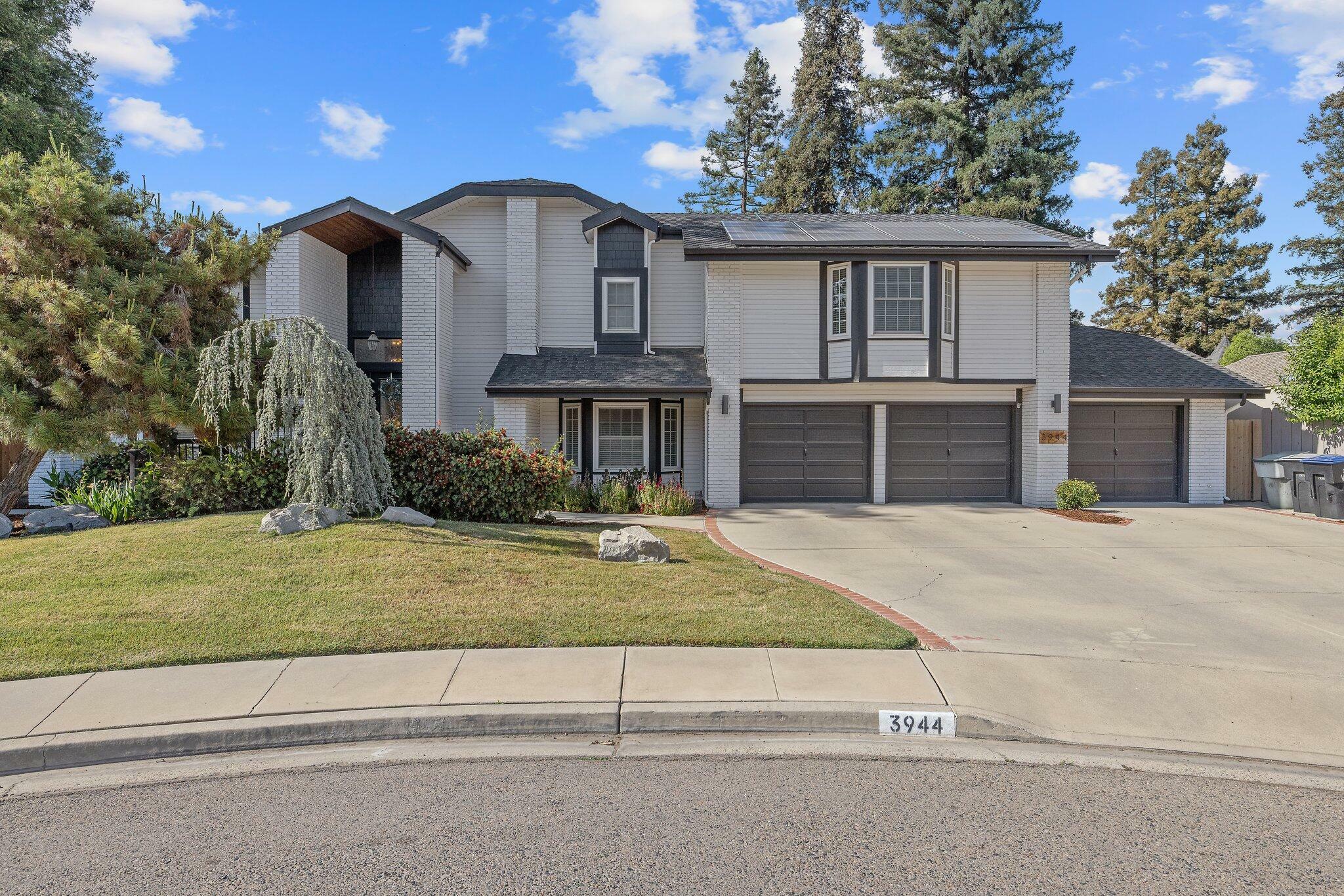 Property Photo: 3944 W Grove Ct Court CA 93291