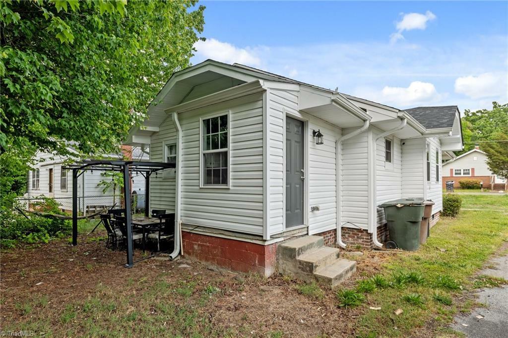 Property Photo: 1005 Hern Avenue NC 27405