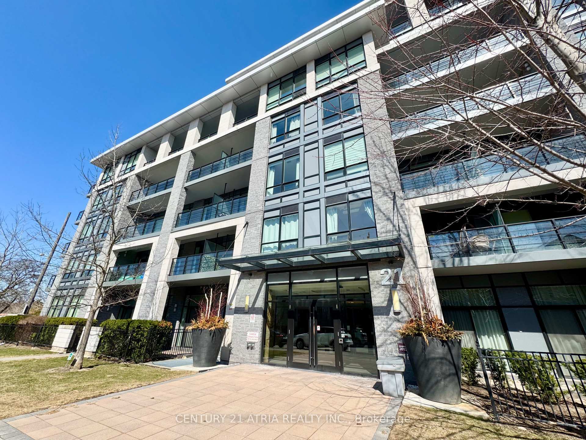 Property Photo: 21 Clairtrell Road 320 ON M2N 5J7
