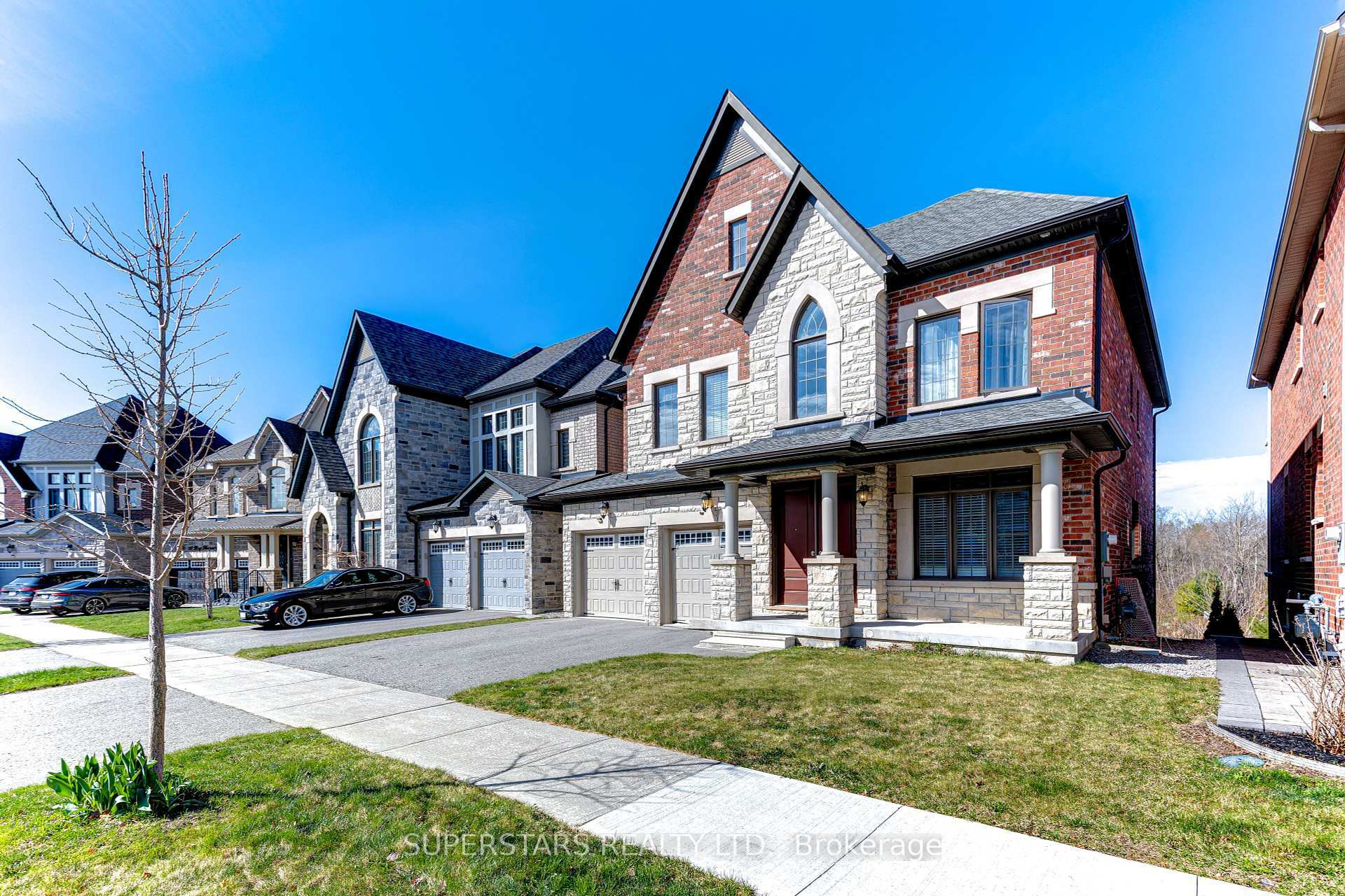 Property Photo: 31 Roy Harper Avenue ON L4G 0V4