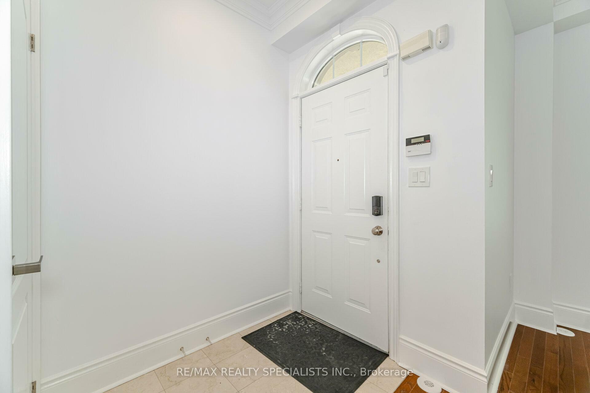 Property Photo: 8C Clairtrell Road ON M2N 5J6