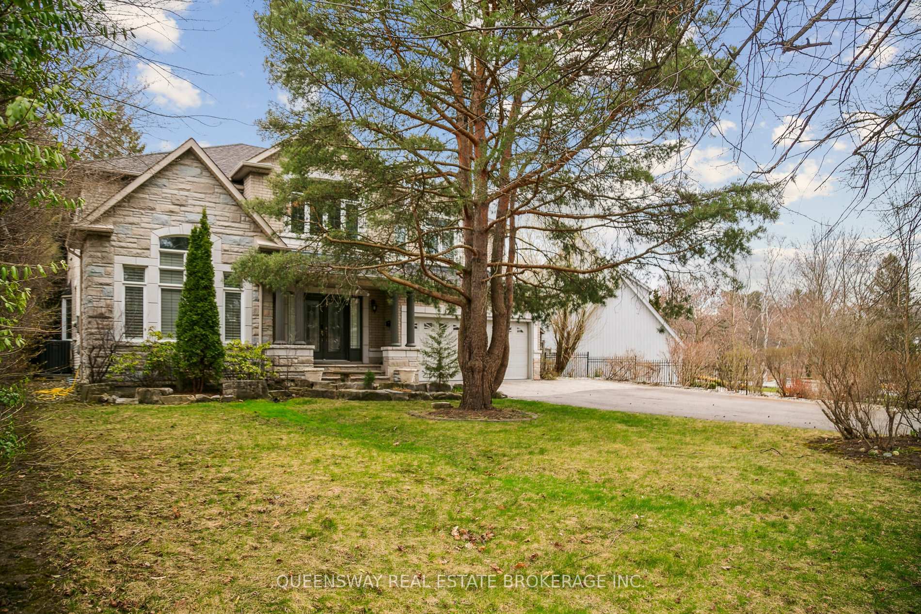Property Photo: 1371 Chriseden Drive ON L5H 1V1