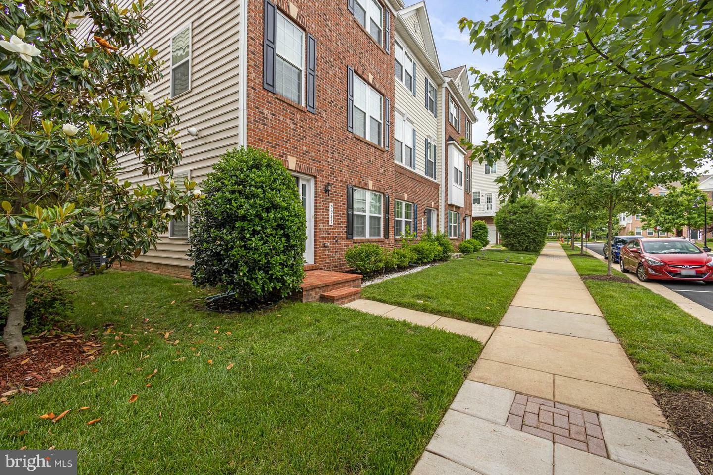 Property Photo: 9947 Fendall Street VA 20110