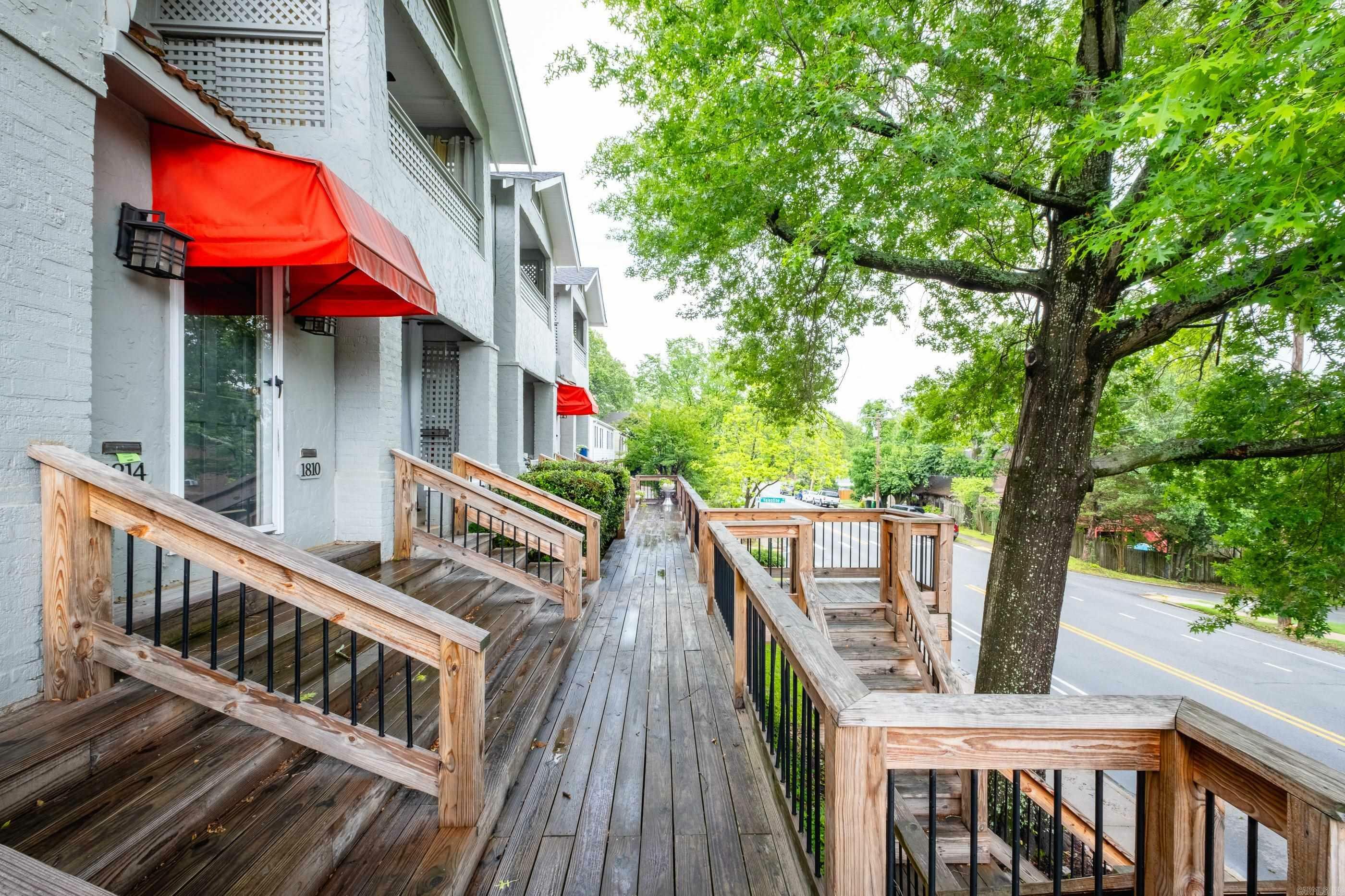 Property Photo: 1812 Kavanaugh Blvd AR 72005