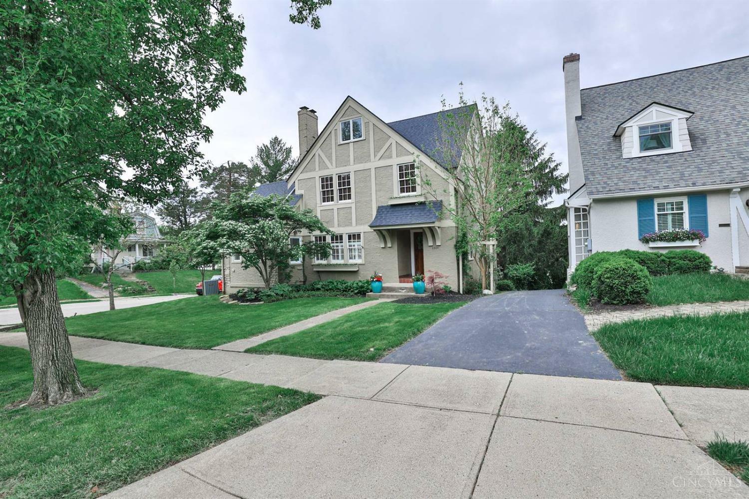 Property Photo: 1301 Park Ridge Place OH 45208