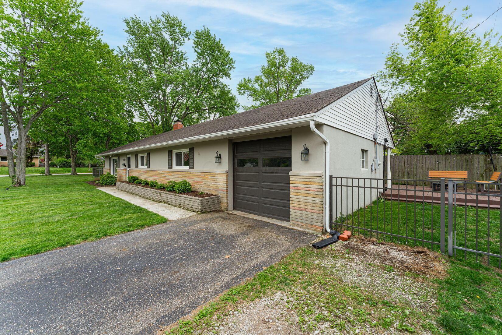 Property Photo: 2101 Eastcleft Drive OH 43221