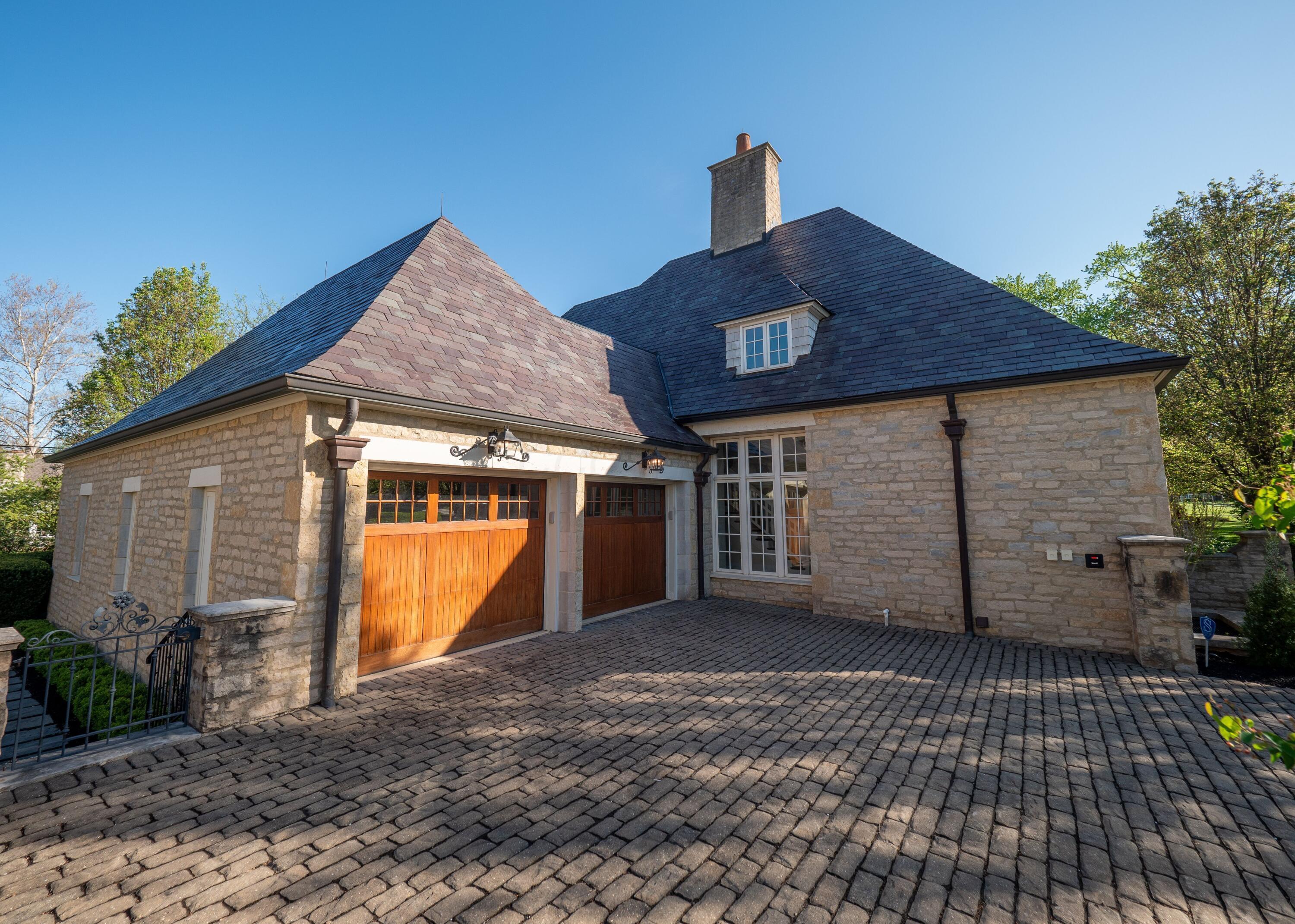Property Photo: 2528 Onandaga Drive OH 43221