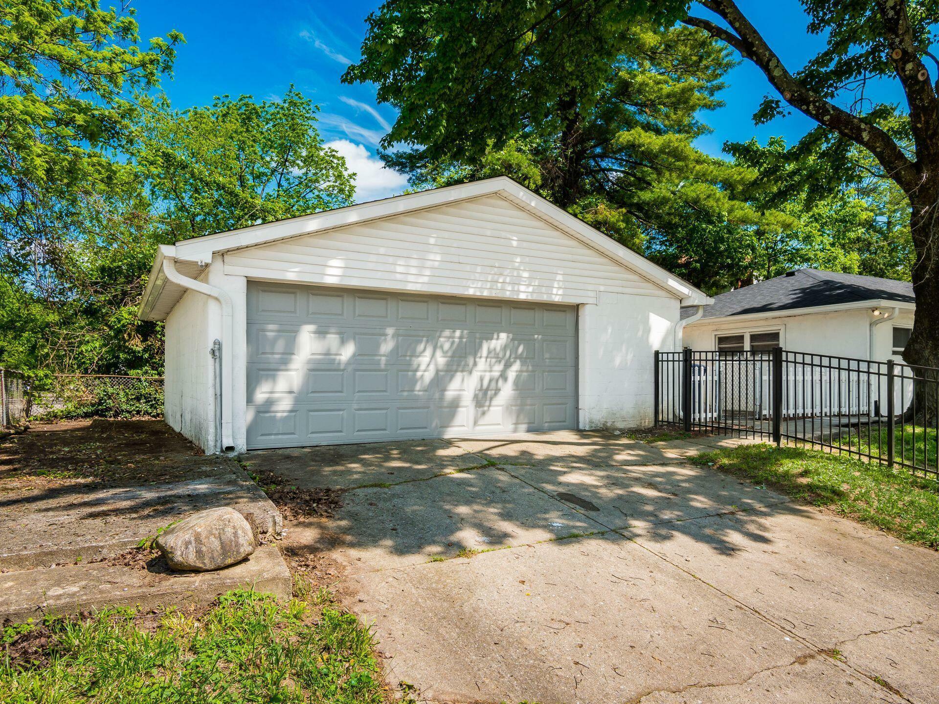 Property Photo: 2584 E 5th Avenue OH 43219