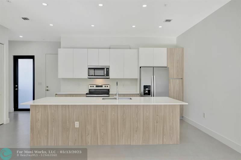 Property Photo:  4208 NE 7th Ter 8  FL 33334 