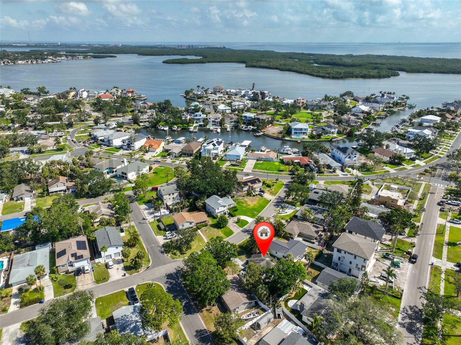 Property Photo: 1910 New Hampshire Avenue NE FL 33703