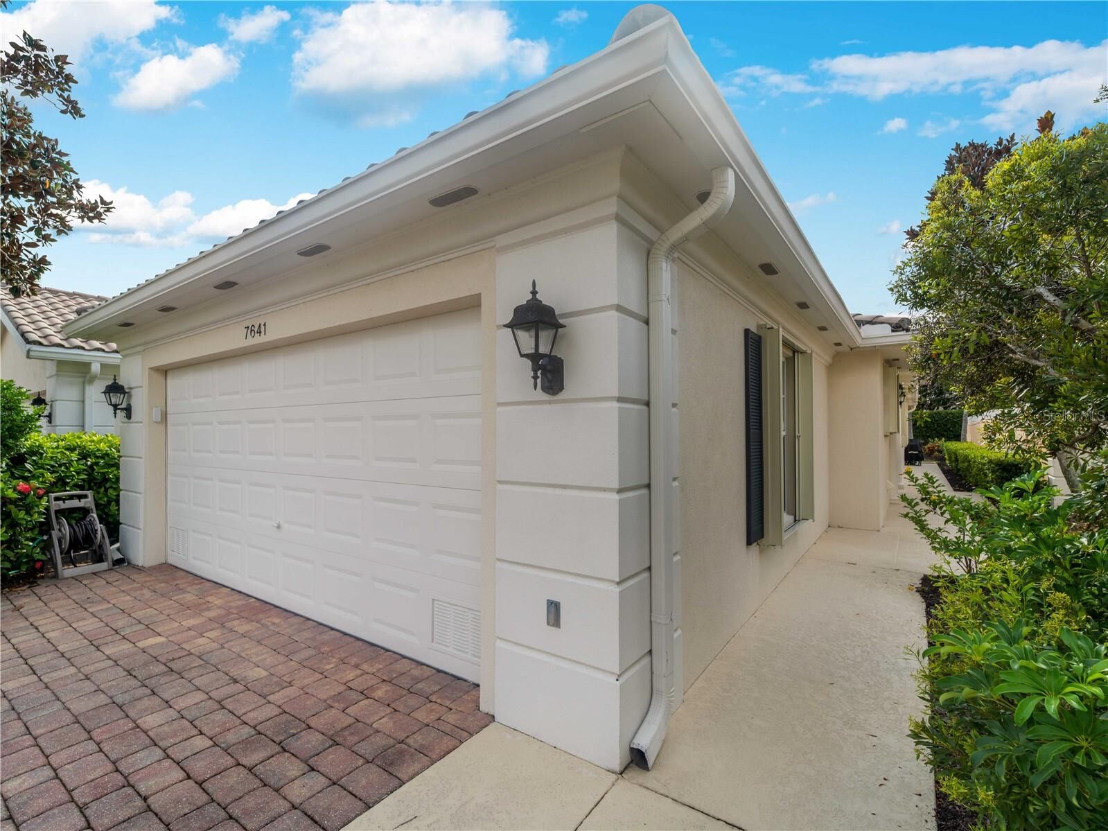 Property Photo:  7641 Quinto Drive  FL 34238 