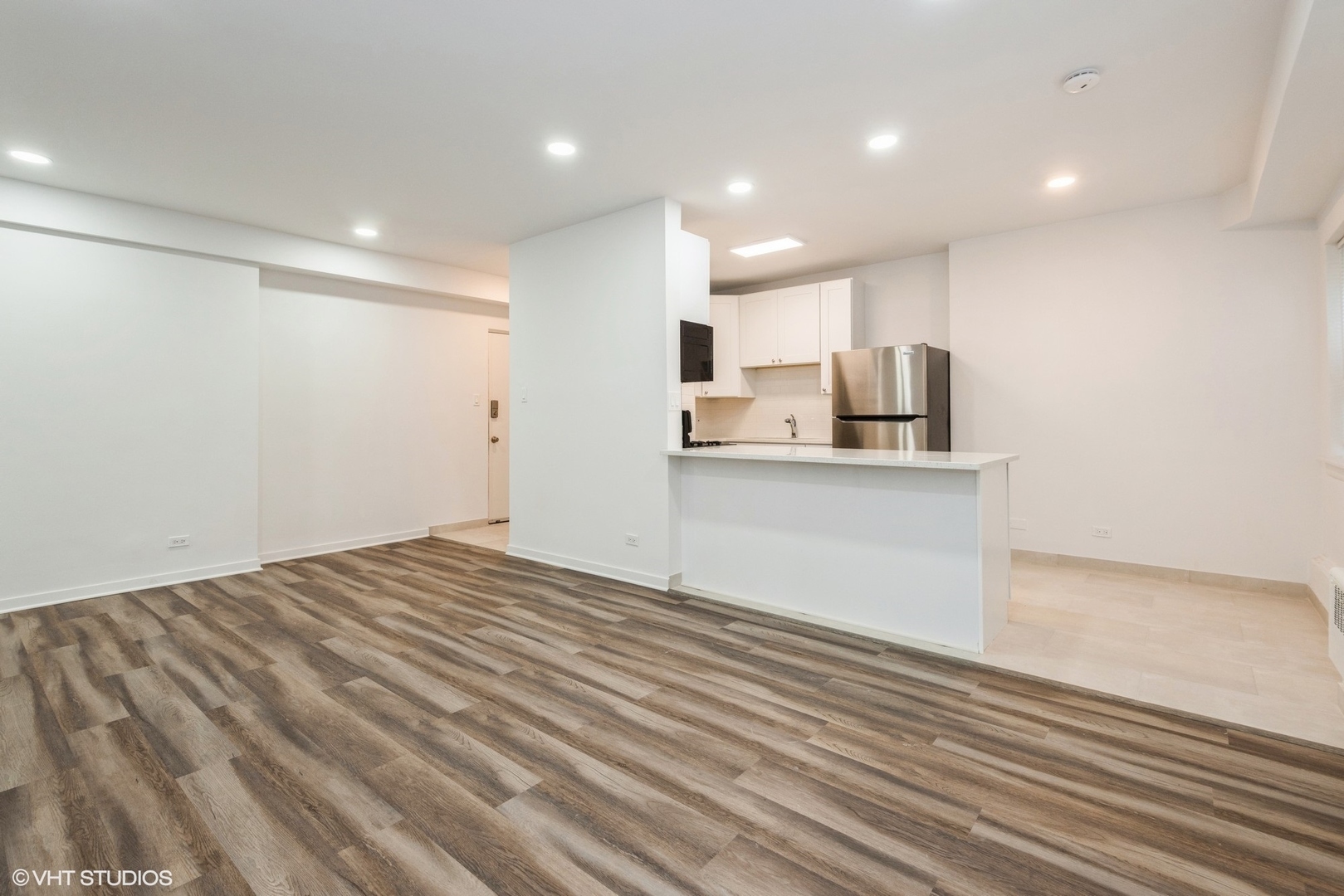 Property Photo: 2424 W Estes Avenue 1G IL 60645