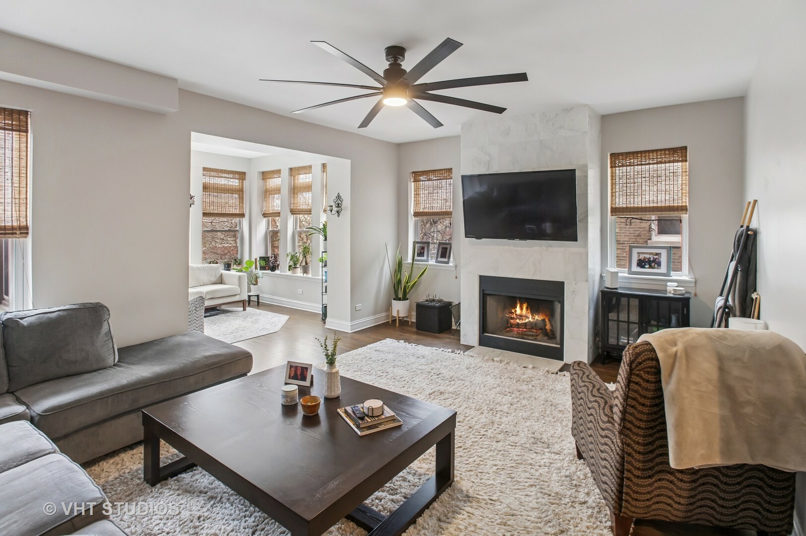 Property Photo: 4734 N Magnolia Avenue 2 IL 60640