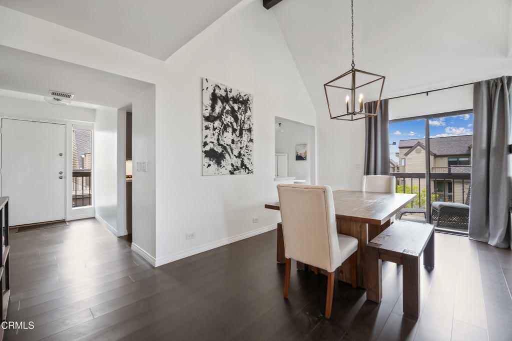 Property Photo:  835 S Lucerne Boulevard 301  CA 90005 