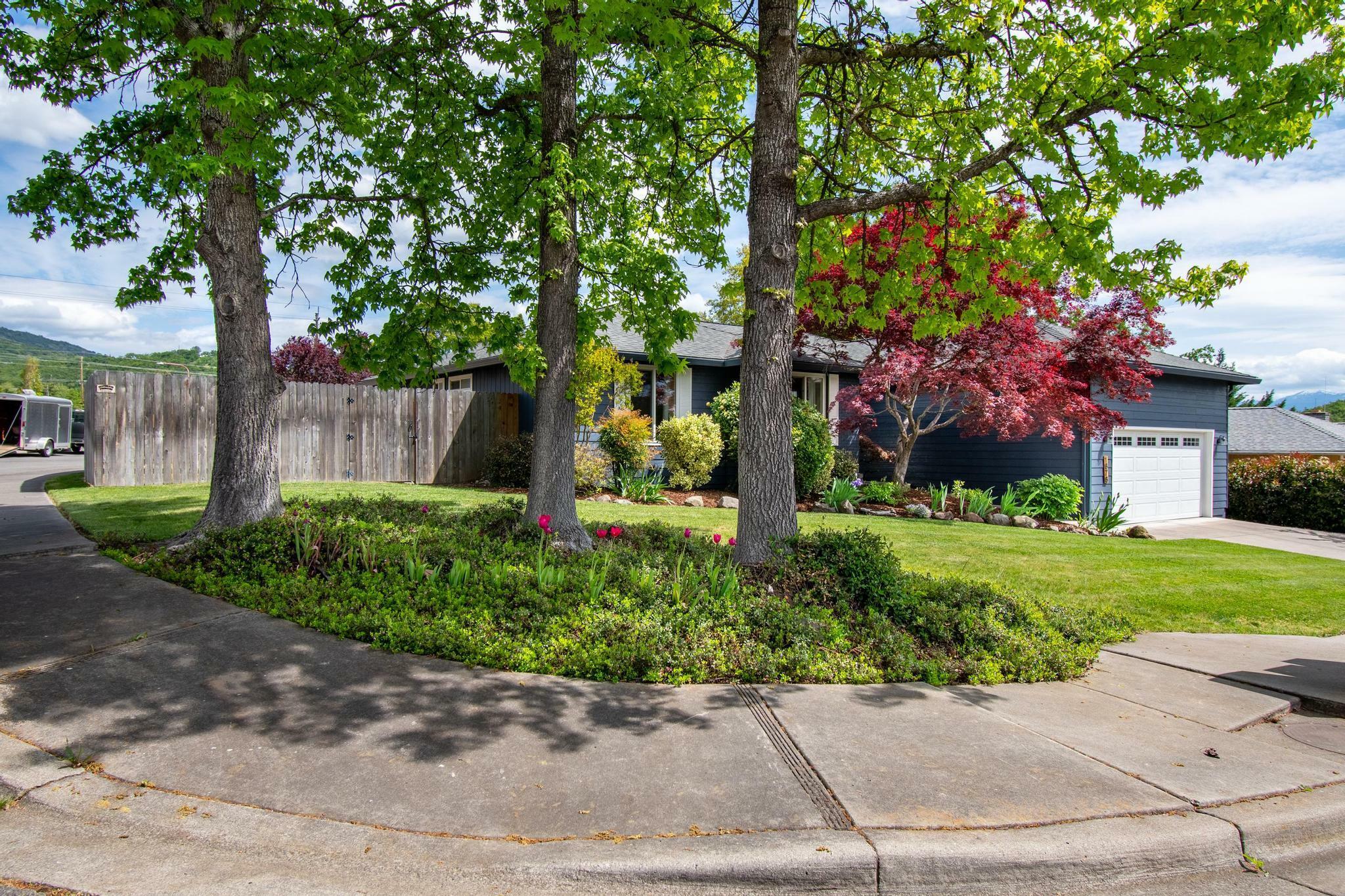 Property Photo: 1676 Edgevale Avenue OR 97504