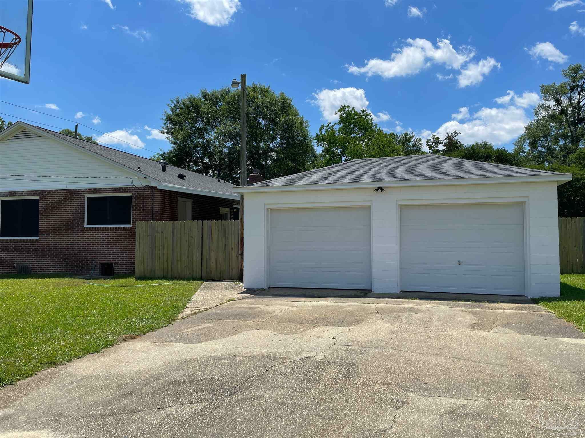 Property Photo: 410 Pace Pkwy FL 32533